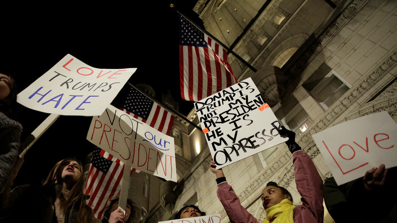 Mit Video: Anti-Trump-Demonstrant zündet sich in Washington an