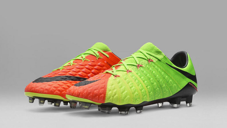 Stürmer von FC Bayern präsentiert Trefferfußballschuhe