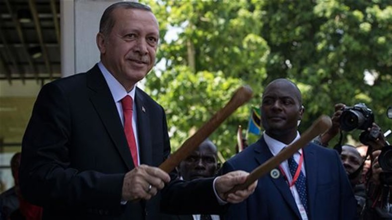 Erdogan spielt Holztrommel beim Staatsbesuch in Tansania