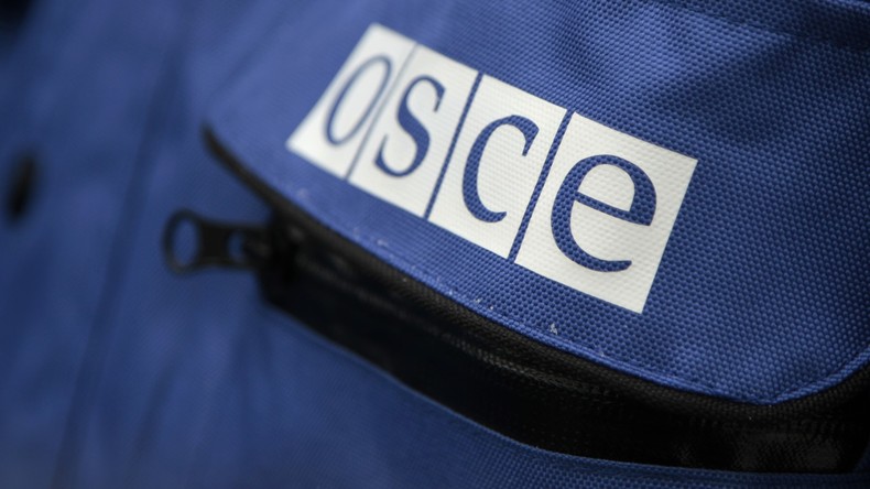Ukrainische Streikräfte beschießen VR Lugansk in Anwesenheit des Vizechefs der OSZE-Mission