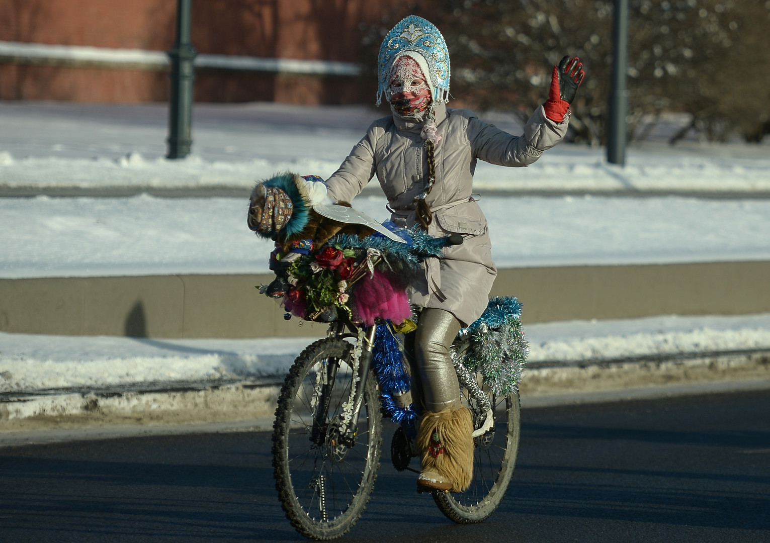 Winterliche Radparade in Moskau mit mehr als 500 Teilnehmern
