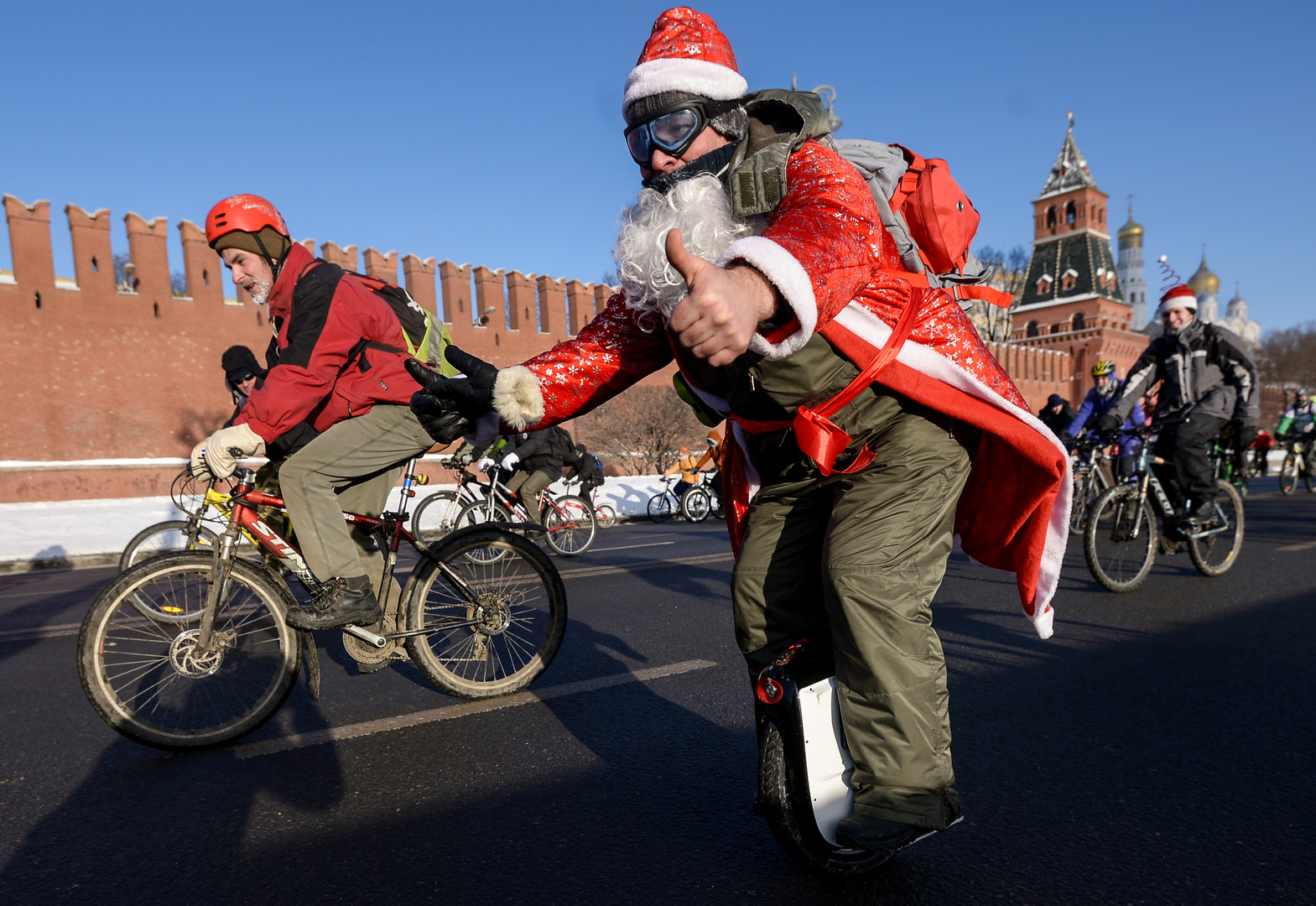 Winterliche Radparade in Moskau mit mehr als 500 Teilnehmern