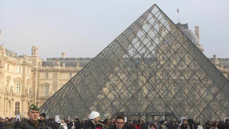 Französischer Soldat schießt auf bewaffneten Angreifer vor Louvre – Museum evakuiert