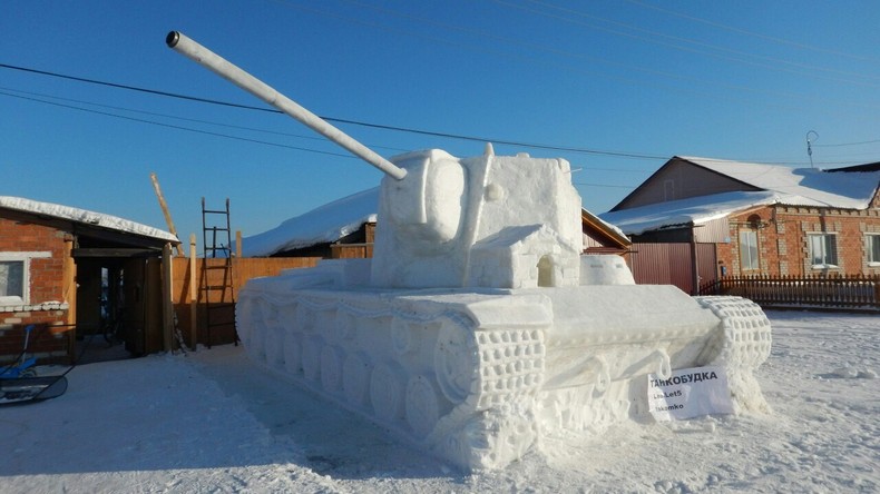 Russische Gamer bauen 60 Tonnen schweren Schneepanzer
