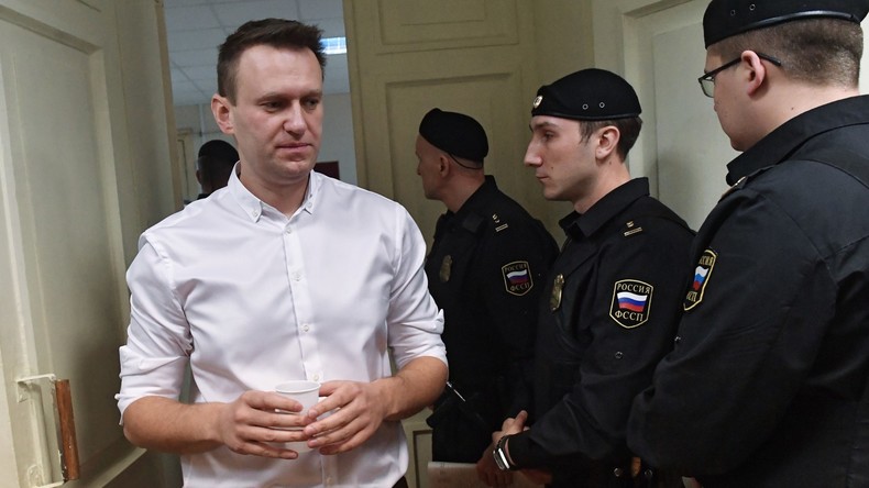 Russischer Oppositioneller Alexei Nawalny zu fünf Jahren Haft auf Bewährung verurteilt