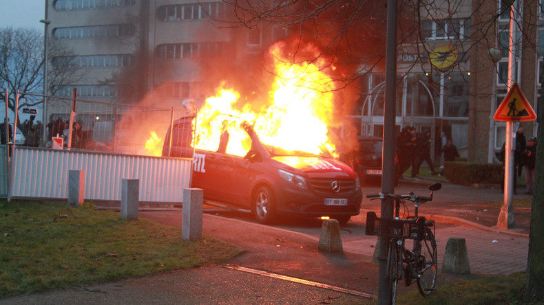 Frankreichs Polizei setzt Tränengas gegen Protestler ein