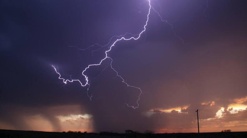 Penisförmiger Sturm über Australien von Satelliten erwischt