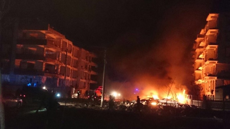 Heftige Explosion am Wohnhaus für Richter und Staatsanwälte im Südosten der Türkei, ein Kind tot