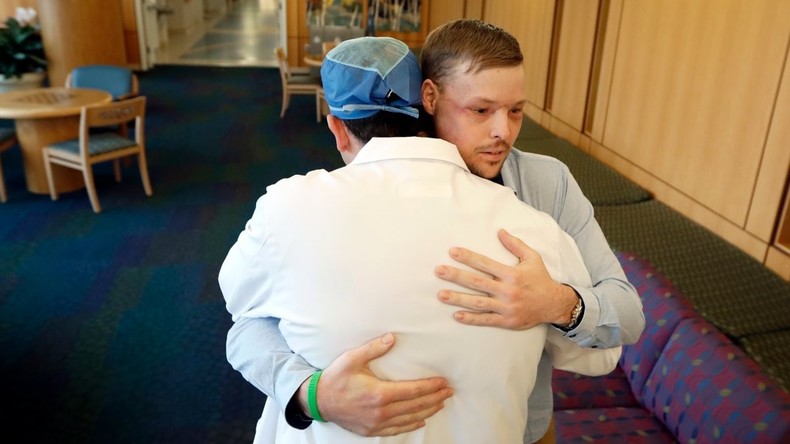 US-Chirurgen transplantieren Patienten ein neues Gesicht