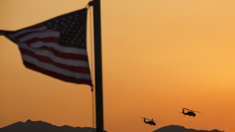 Zwei UH-60 Blackhawk Helikopter bringen US-Senator John McCain nach einem Tagesbesuch in der US-Militärbasis Gamberi zurück nach Kabul.