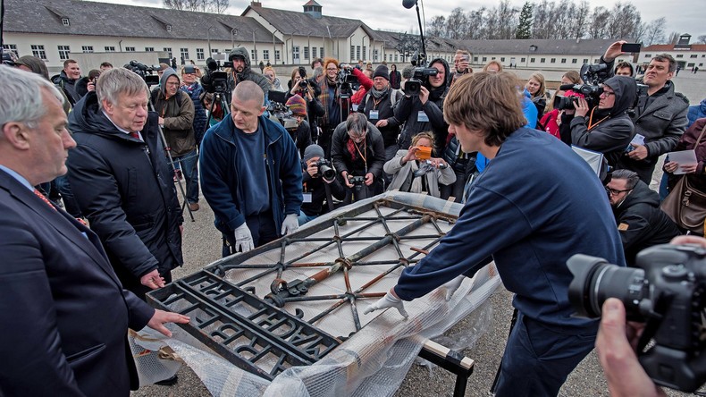Historisches Tor des früheren KZs Dachau ist wieder zurück