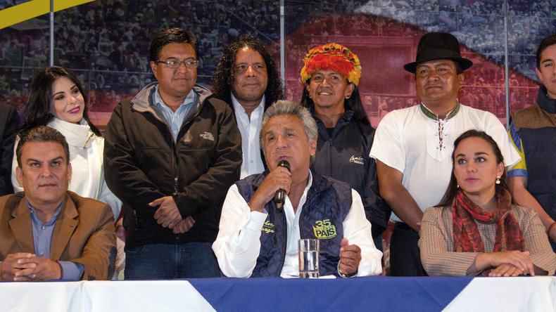 Präsidentschaftskandidat der Regierungspartei Alianza PAIS, Lenin Moreno (M), bei einer Pressekonferenz nach dem 1. Wahlgang