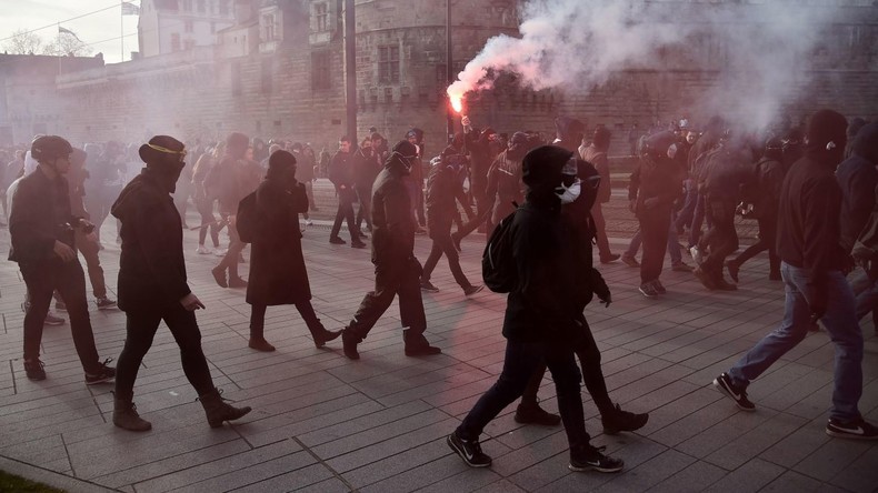 13 Polizisten erleiden Verletzungen bei Protesten gegen Marine Le Pen