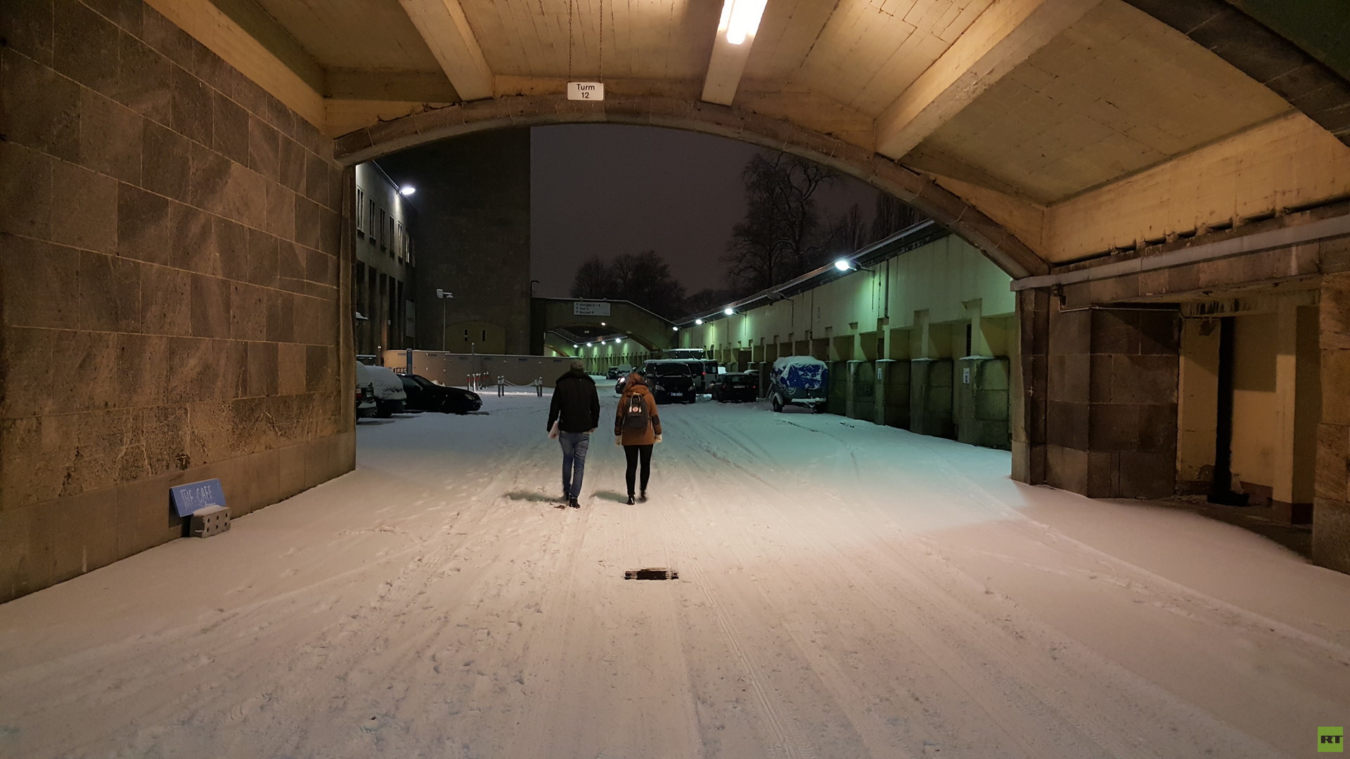 Flüchtlings-Hot-Spot Berlin-Tempelhof: RT Deutsch im Gespräch mit den Menschen vor Ort