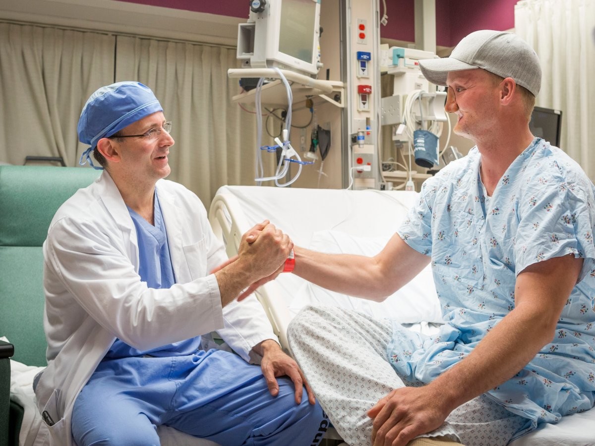 US-Chirurgen transplantieren Patienten ein neues Gesicht