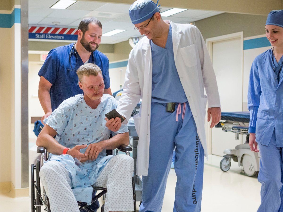 US-Chirurgen transplantieren Patienten ein neues Gesicht