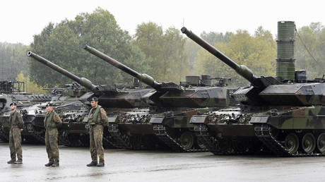 Deutsche Leopard 2-Panzer der Bundeswehr - Künftig soll es mehr Geld für Mann und Material geben. 