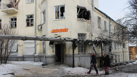 Ein von ukrainischer Artillerie zerstörter Lebensmittel-Laden in Donezk