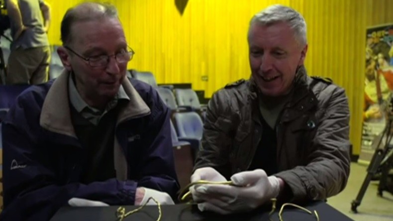 Britische Amateur-Archäologen finden ältesten Goldschmuck aus der Eisenzeit auf der Insel