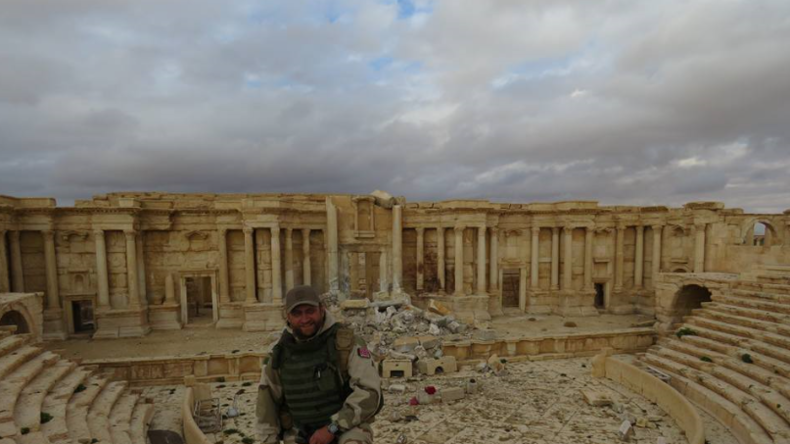 Römisches Theater in Palmyra und syrischer Soldat. 