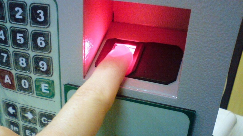 Kuwaitische Angestellte benutzen Finger-Moulagen, um Arbeitspräsenz vorzutäuschen