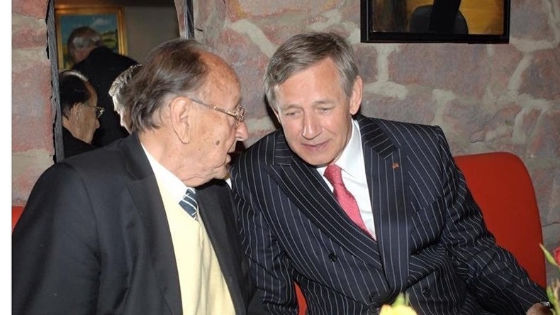 Frank Elbe im Gespräch mit dem ehemaligen deutschen Außenminister Hans-Dietrich Genscher
