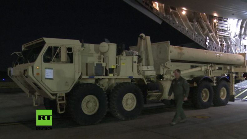 Erste Teile des US-Raketensystems THAAD werden in Südkorea ausgeladen. 
