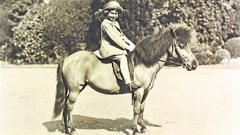 Britische Königin reitet Pony einen Monat vor ihrem 91. Geburtstag
