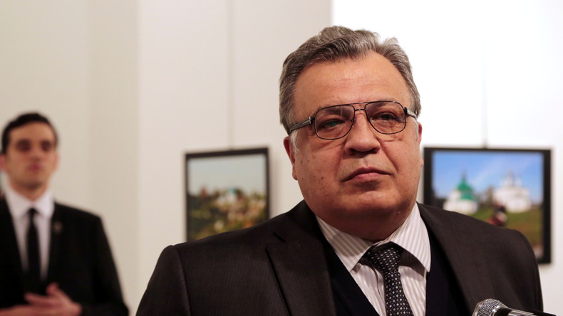 Der russischen Botschafter Andrej Karlow im Dezember vergangenen Jahres bei einer Ausstellungseröffnung in Ankara kurz vor seiner Erschießung. Im Hintergrund der spätere Attentäter und Mörder des Botschafters, Mevlüt Mert Altıntaş.