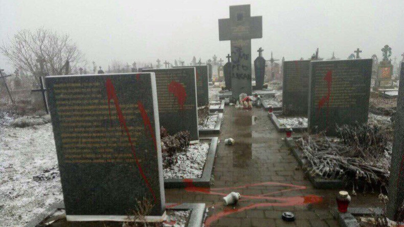 Ukrainische Vandalen schänden Denkmal für getötete Polen