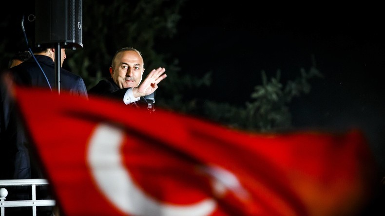 Türkischer Außenminister Mevlüt Çavuşoğlu: Die Niederlande sind "Hauptstadt des Faschismus"