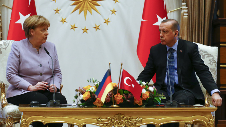 Erdogan äußert Terror-Vorwurf: "Verehrte Merkel, Du unterstützt Terroristen"