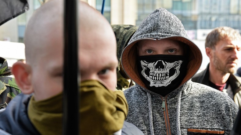 Mit bewährten Mitteln der Blockade: Radikale Nationalisten mauern russische Sberbank in Kiew zu