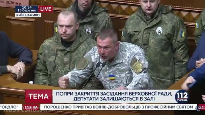 Militärs und Polizei fordern im ukrainischen Parlament Gerechtigkeit