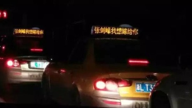 Chinesin mietet 900 Taxis für Heiratsantrag an ihren Freund