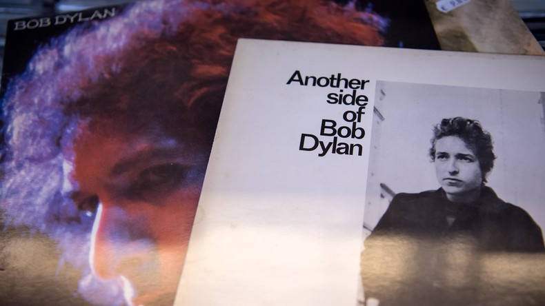 Bob Dylan singt endlich für den Frieden und wird den Literaturnobelpreis annehmen