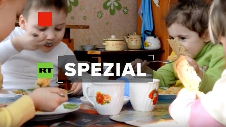 RT Deutsch Spezial: Leben im Krieg - Besuch in einer Schule im Kriegsgebiet Donbass