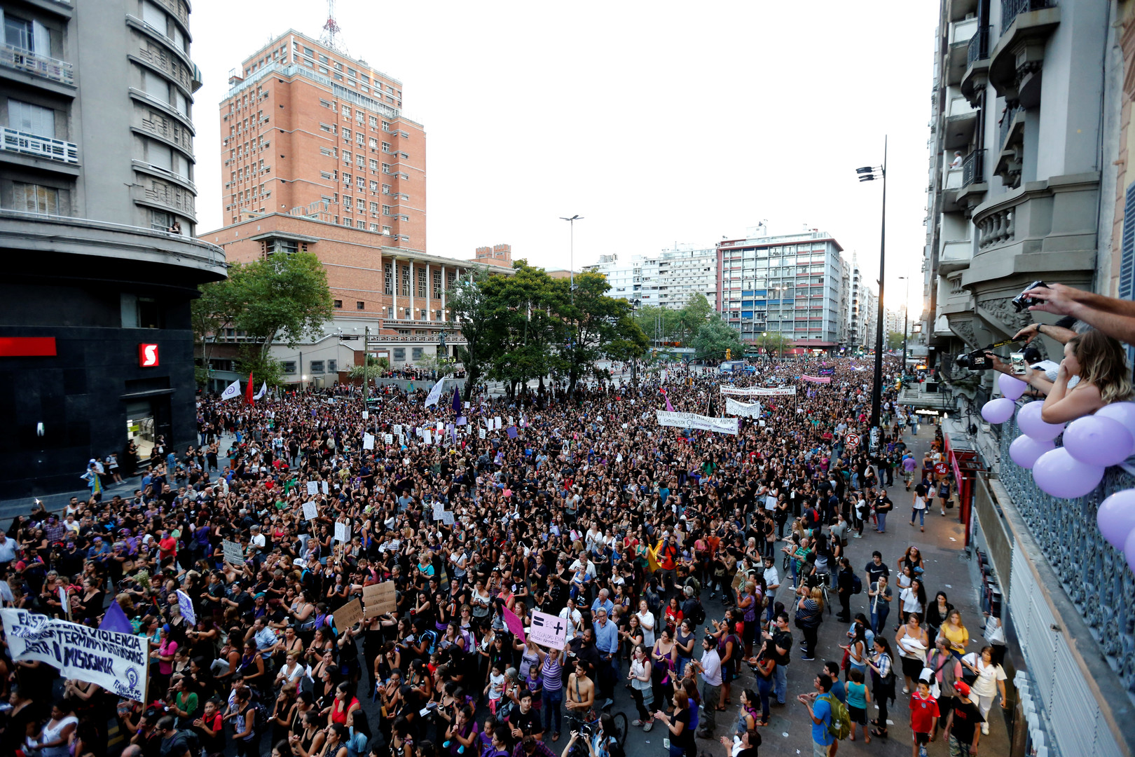 Uruguay: Massendemonstrationen und politischer Streik gegen häusliche Gewalt und Frauenmorde