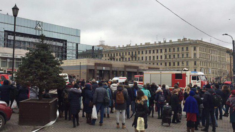 Erste dramatische Fotos und Videos nach Explosion in U-Bahn in Sankt Petersburg