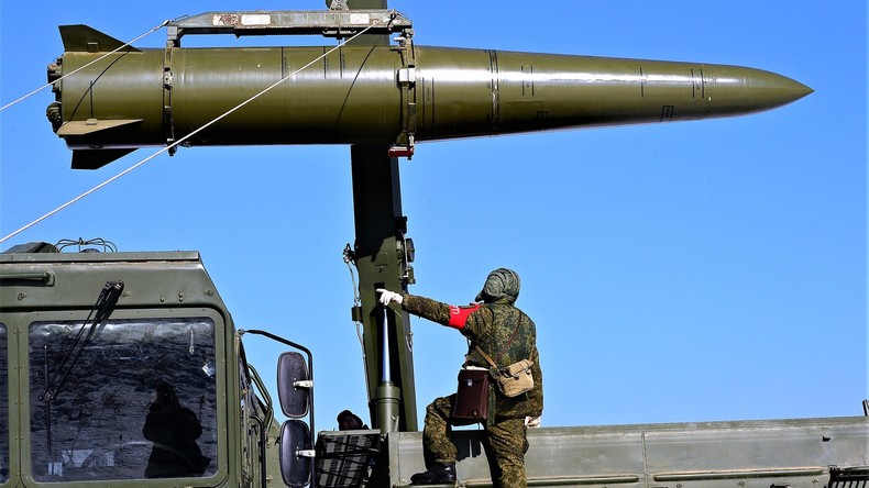 Verladen einer Iskander-Rakete