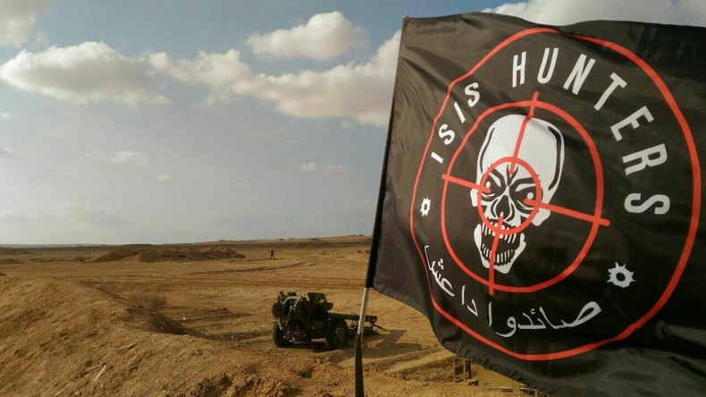 Exklusiv: ISIS Hunters - Syrische Freiwilligen-Einheit jagt Terroristen mitten in der Wüste