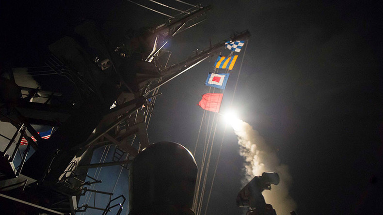 USA feuern dutzende Dutzende Marschflugkörper auf syrische Militärbasis bei Homs