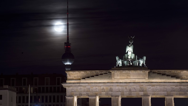 Brandenburger Tor nach Anschlag in Stockholm in schwedischen Nationalfarben nicht beleuchtet