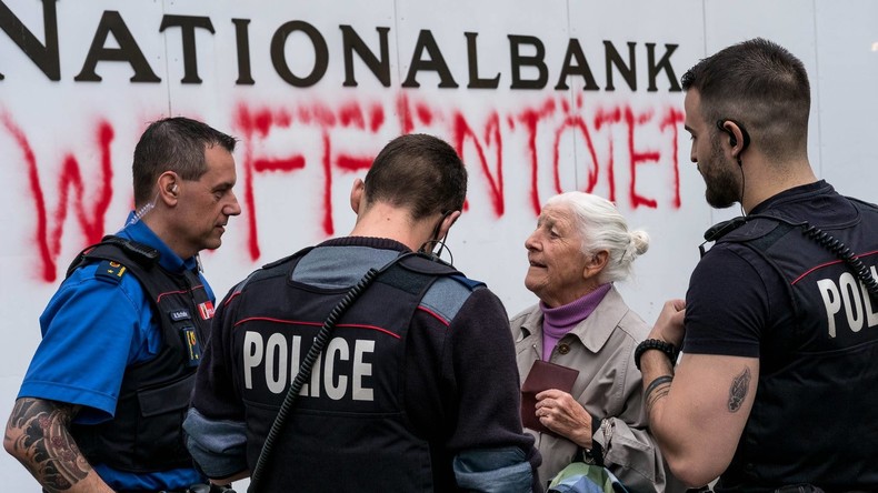 Schweiz: 86-jährige Friedensaktivistin sprayt Nationalbank an und wird verhaftet