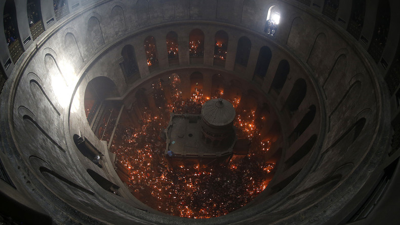 Orthodoxe Christen feiern in Jerusalem Heiliges Feuer