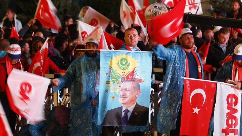 Zusammenfassung: Erdogan fährt knappen Sieg bei Referendum ein - Opposition ficht Sieg an