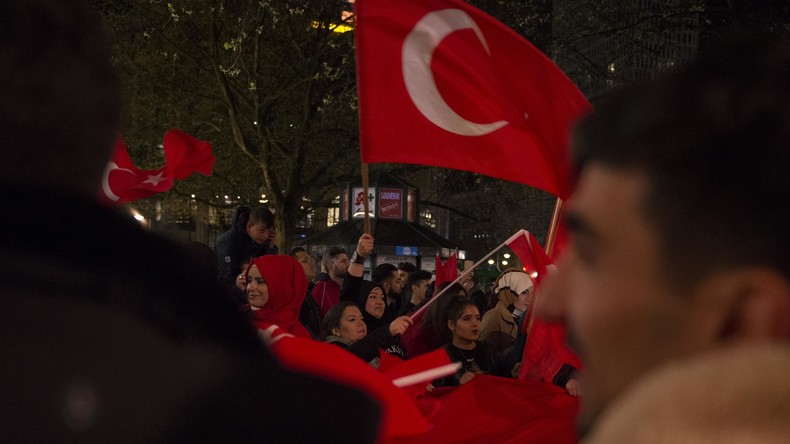 Türkische Opposition fordert, Ergebnisse des Verfassungsreferendums für ungültig zu erklären