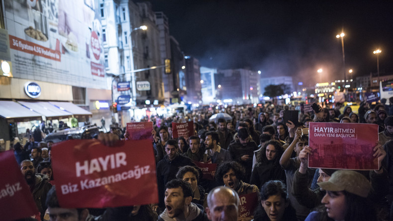 Türkische Großstädte protestieren gegen Sieg des Verfassungsreferendums
