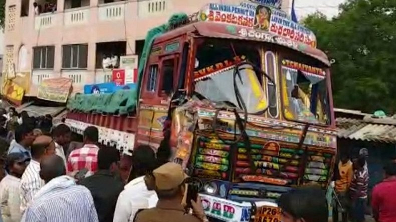 Lastwagen rast in Stände - mindestens 15 Tote in Indien
