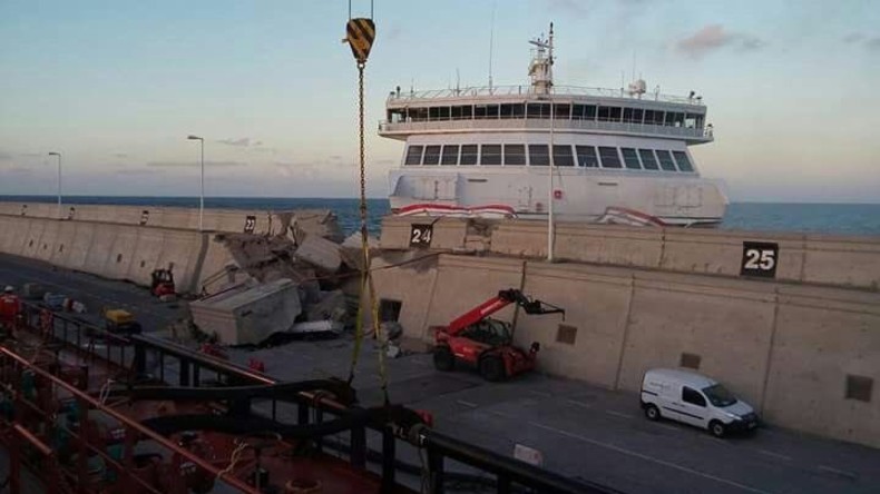 Fähre rammt Hafenmole auf Gran Canaria